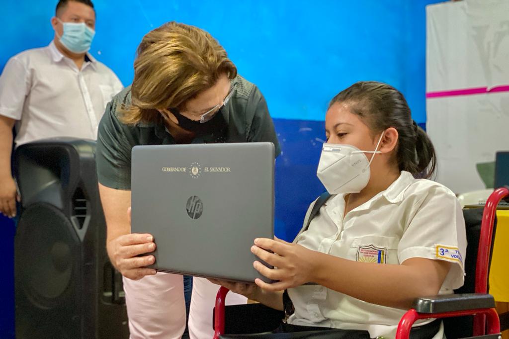 Estudiantes del Instituto Nacional de San José Guayabal reciben computadoras del Gobierno estudiantes-del-instituto-nacional-de-san-jose-guayabal-reciben-computadoras-del-gobierno